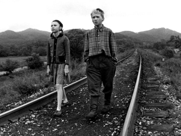 『動くな、死ね、甦れ!』—モノクロが映し出す、子ども時代の重さ