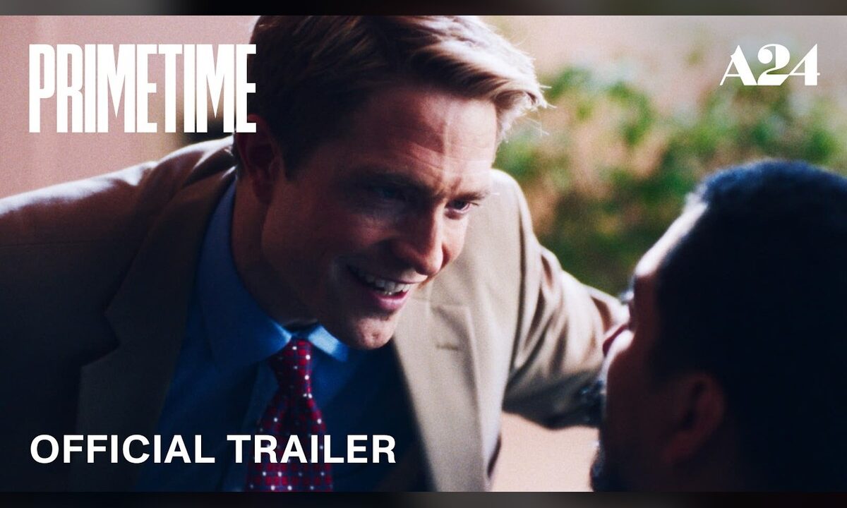 実在のジャーナリスト、クリス・ハンセンを演じるパティンソン。A24『PRIMETIME(原題)』第2弾予告公開